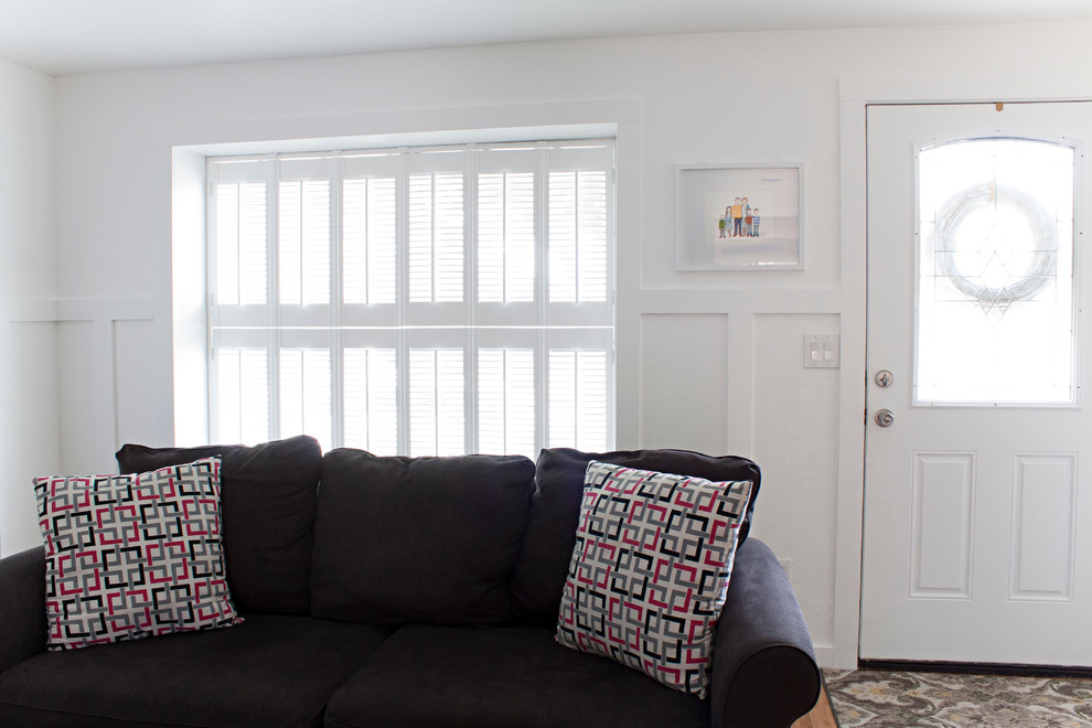 Idee per un grande soggiorno stile marino aperto con pareti bianche, parquet chiaro e TV autoportante