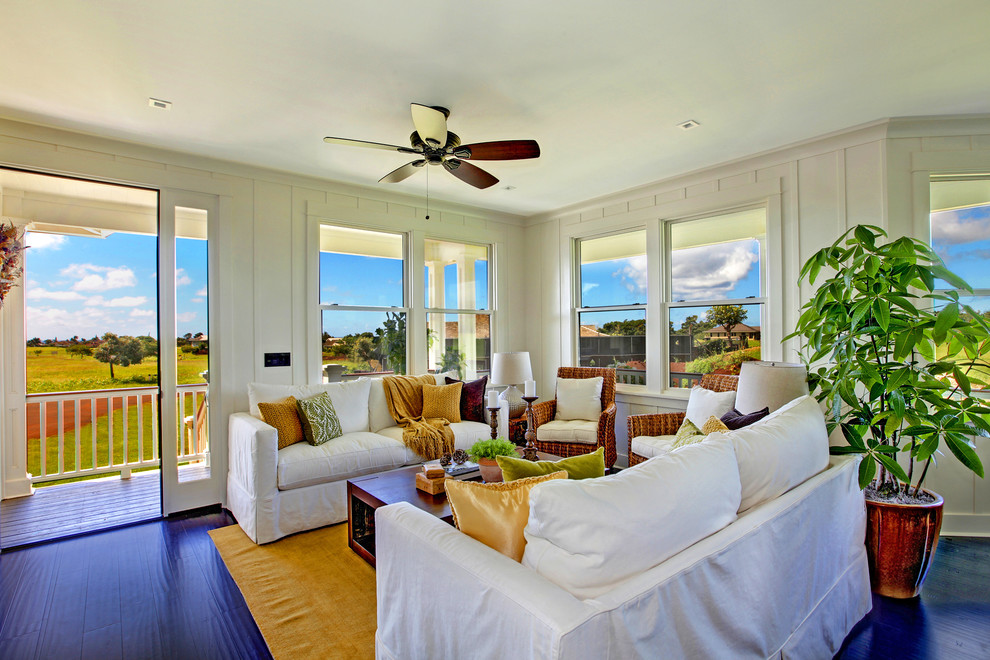 Mittelgroßes, Fernseherloses, Offenes Maritimes Wohnzimmer ohne Kamin mit weißer Wandfarbe, Bambusparkett und schwarzem Boden in Hawaii