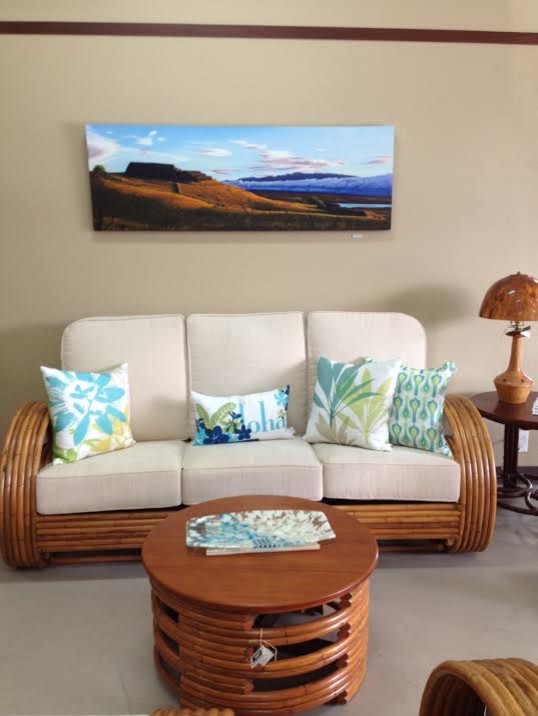 Kleines, Repräsentatives, Fernseherloses, Offenes Wohnzimmer ohne Kamin mit beiger Wandfarbe, Teppichboden und beigem Boden in Hawaii
