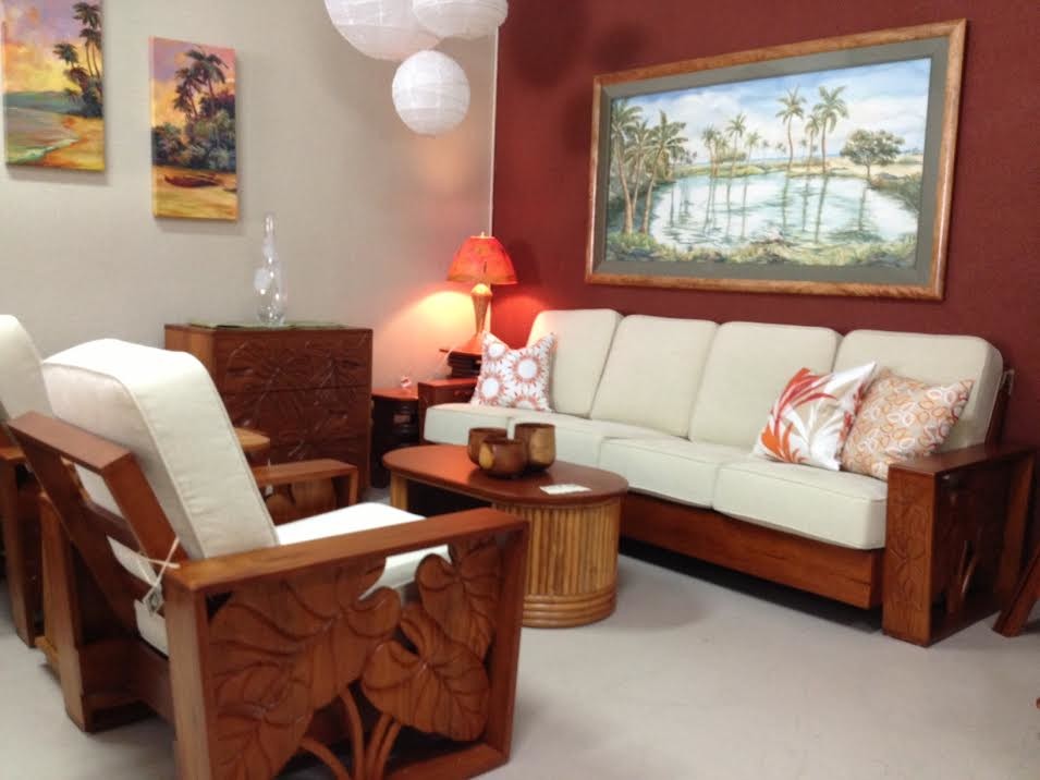 ハワイにあるお手頃価格の小さなトロピカルスタイルのおしゃれなリビング (赤い壁、カーペット敷き、暖炉なし、テレビなし、ベージュの床) の写真