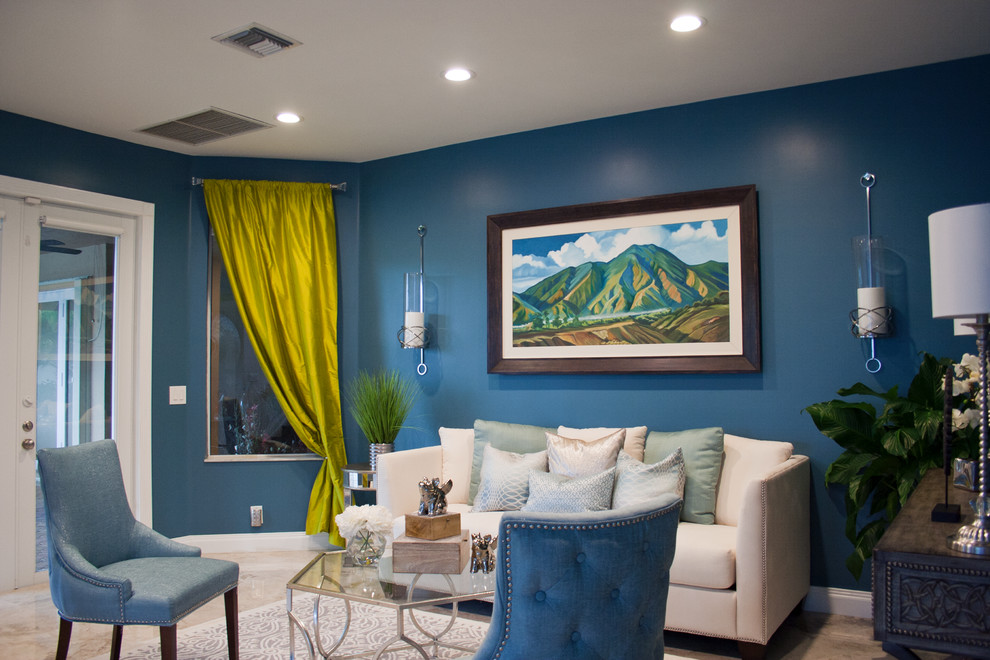 Mittelgroßes, Repräsentatives, Fernseherloses, Offenes Klassisches Wohnzimmer ohne Kamin mit blauer Wandfarbe, Marmorboden und beigem Boden in Miami