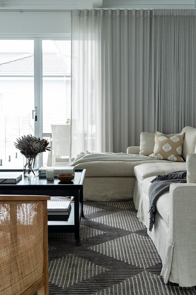 Стильный дизайн: большая гостиная комната в стиле неоклассика (современная классика) с серыми стенами - последний тренд
