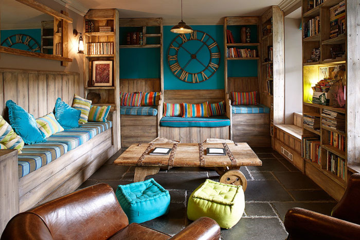 Mittelgroßes Rustikales Wohnzimmer mit Schieferboden, blauer Wandfarbe und grauem Boden in Sonstige