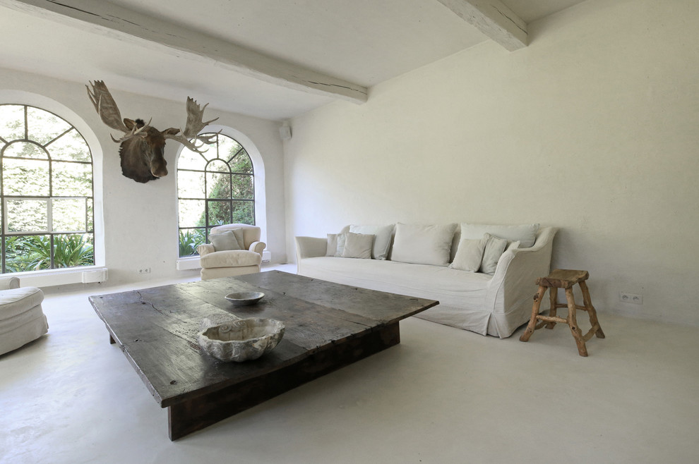 Idee per un soggiorno classico di medie dimensioni con pareti bianche e pavimento bianco