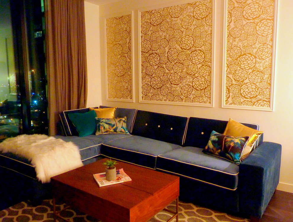 Imagen de salón para visitas abierto vintage pequeño sin chimenea con paredes blancas, suelo de madera oscura y televisor colgado en la pared