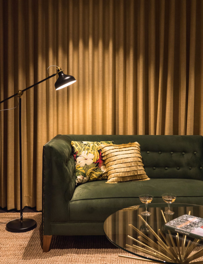 Immagine di un soggiorno moderno di medie dimensioni e aperto con angolo bar, pareti nere, parquet scuro, TV autoportante e pavimento marrone
