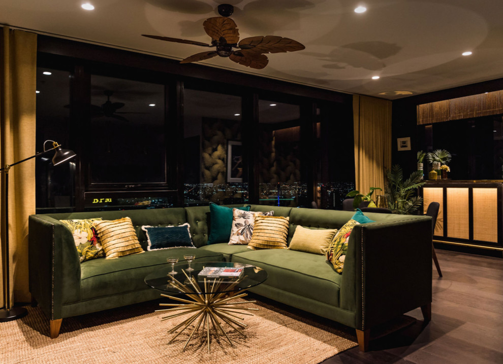Foto di un soggiorno tropicale di medie dimensioni e aperto con angolo bar, pareti nere, parquet scuro, TV autoportante e pavimento marrone