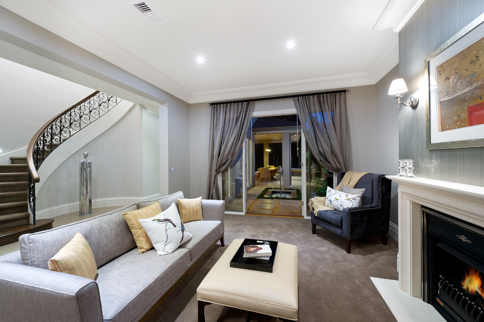 Пример оригинального дизайна: парадная, открытая гостиная комната в стиле неоклассика (современная классика) с серыми стенами, ковровым покрытием и стандартным камином без телевизора