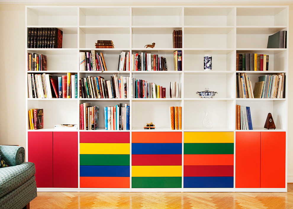 Inspiration för ett mellanstort skandinaviskt vardagsrum, med ett bibliotek, vita väggar och mellanmörkt trägolv