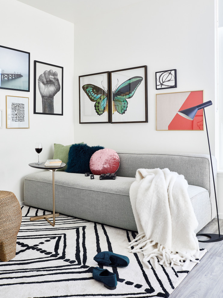 Свежая идея для дизайна: маленькая открытая гостиная комната в современном стиле с белыми стенами, серым полом, полом из винила и телевизором на стене для на участке и в саду - отличное фото интерьера