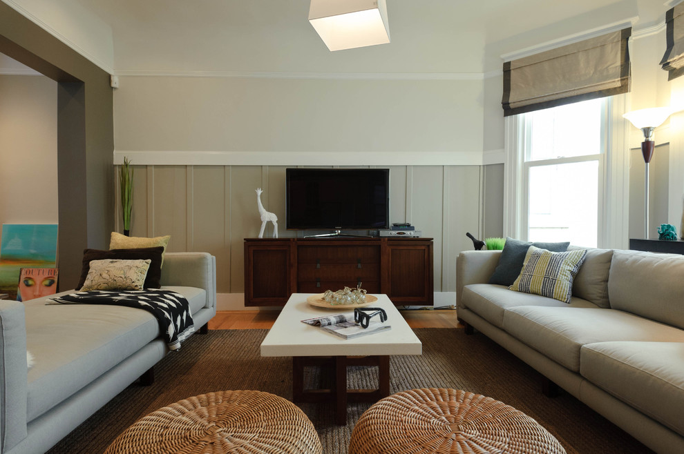 Idee per un soggiorno stile marinaro con pareti beige e TV autoportante