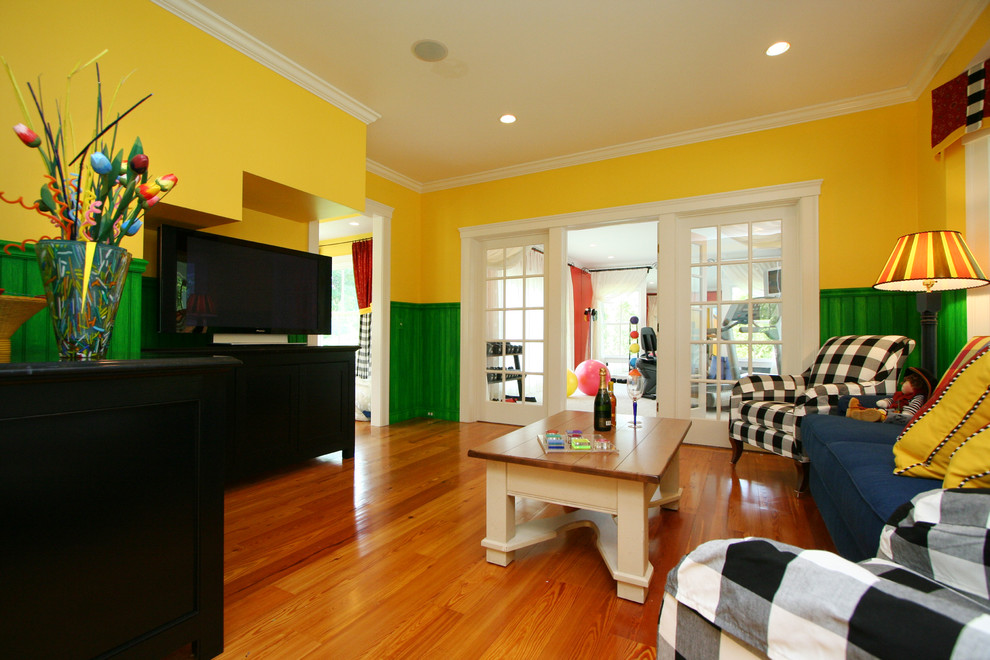 Eklektisches Wohnzimmer mit gelber Wandfarbe, hellem Holzboden und freistehendem TV in Boston