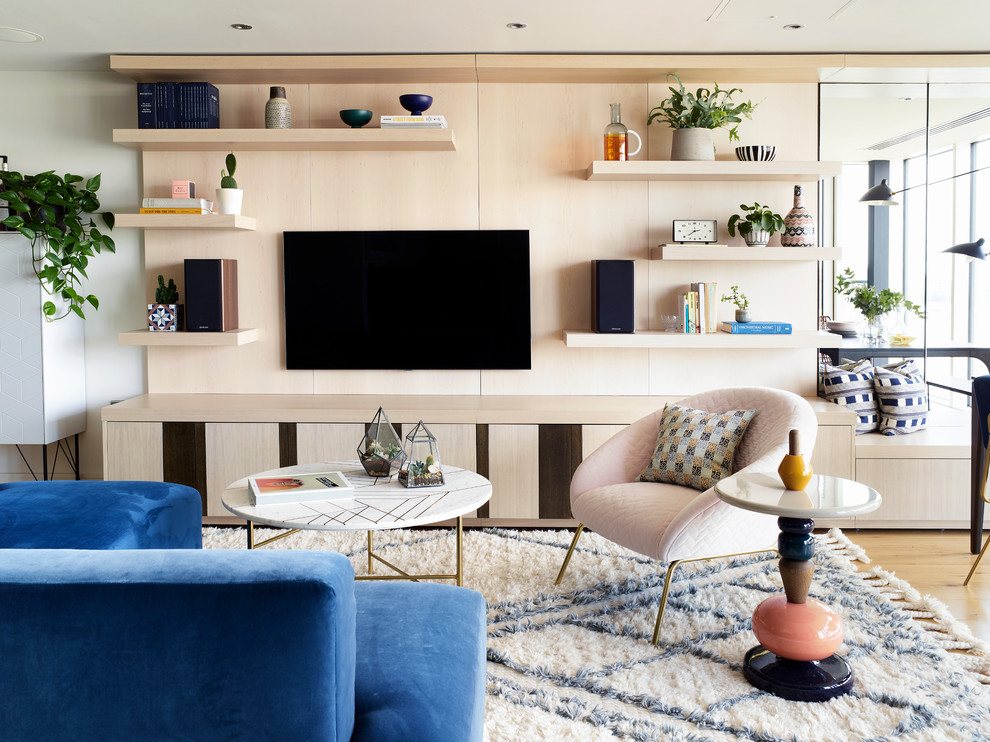 Nordisches Wohnzimmer mit beiger Wandfarbe, hellem Holzboden, TV-Wand und beigem Boden in London