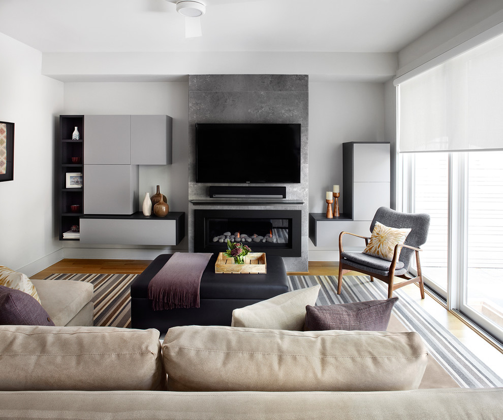 Mittelgroßes, Repräsentatives Modernes Wohnzimmer mit Kamin und TV-Wand in Toronto