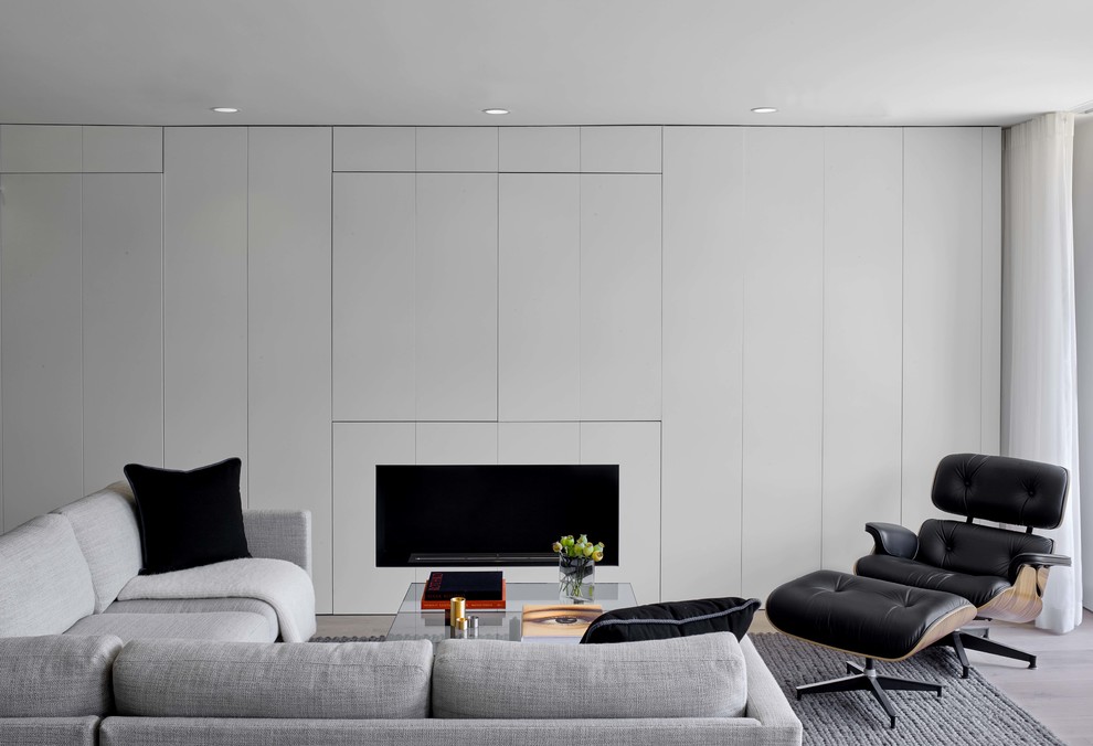 Idee per un soggiorno moderno con parquet chiaro, camino classico e pavimento beige