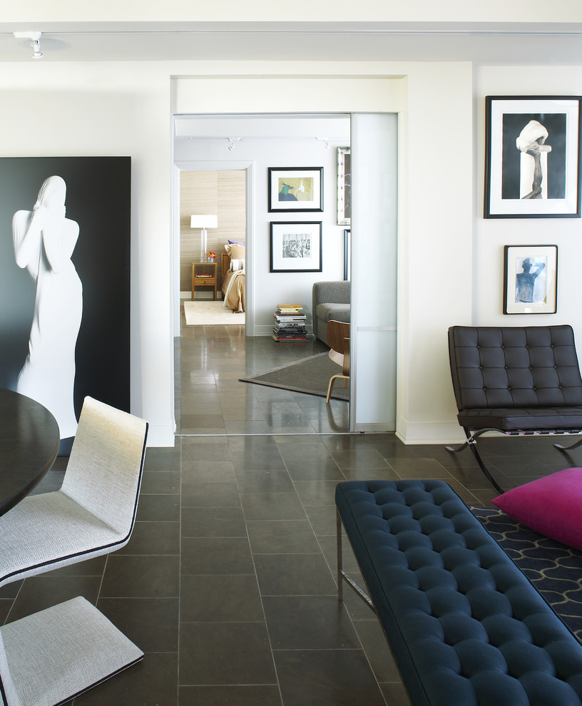 Стильный дизайн: гостиная комната в стиле модернизм с полом из известняка и черным полом - последний тренд