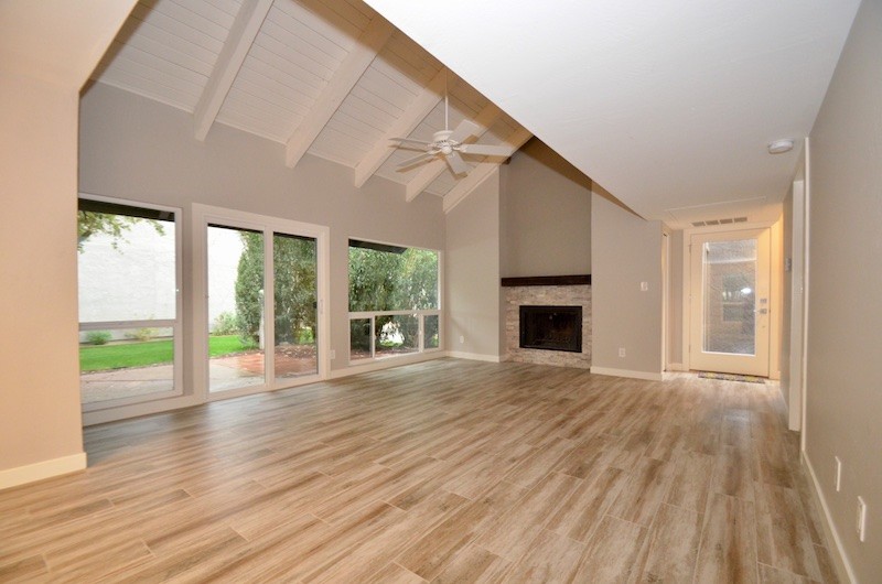 Esempio di un soggiorno minimalista di medie dimensioni e aperto con pareti beige, parquet chiaro e pavimento beige
