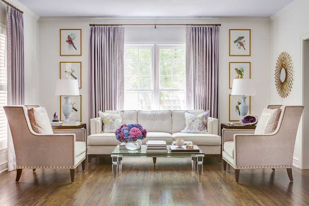 Immagine di un soggiorno classico di medie dimensioni e chiuso con sala formale, pavimento in legno massello medio, nessuna TV e pareti bianche