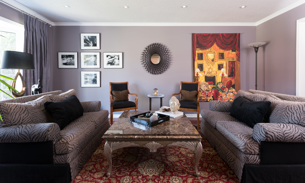 Ispirazione per un soggiorno boho chic di medie dimensioni e aperto con pareti viola e pavimento in legno massello medio