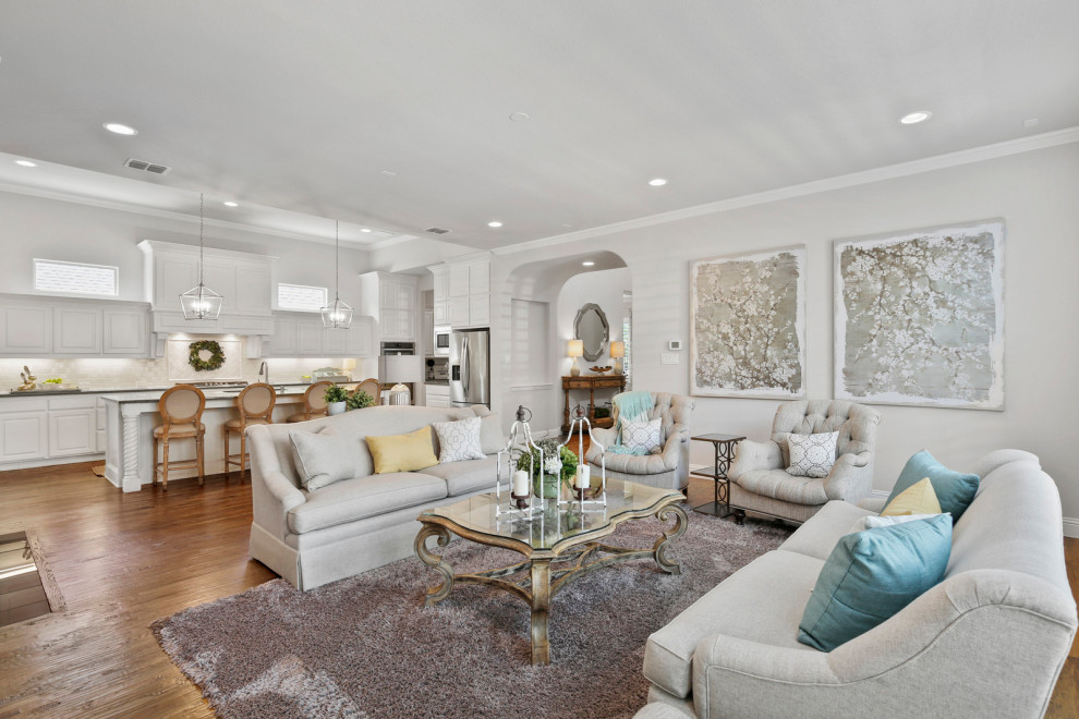 Offenes Klassisches Wohnzimmer mit grauer Wandfarbe, braunem Holzboden und braunem Boden in Dallas