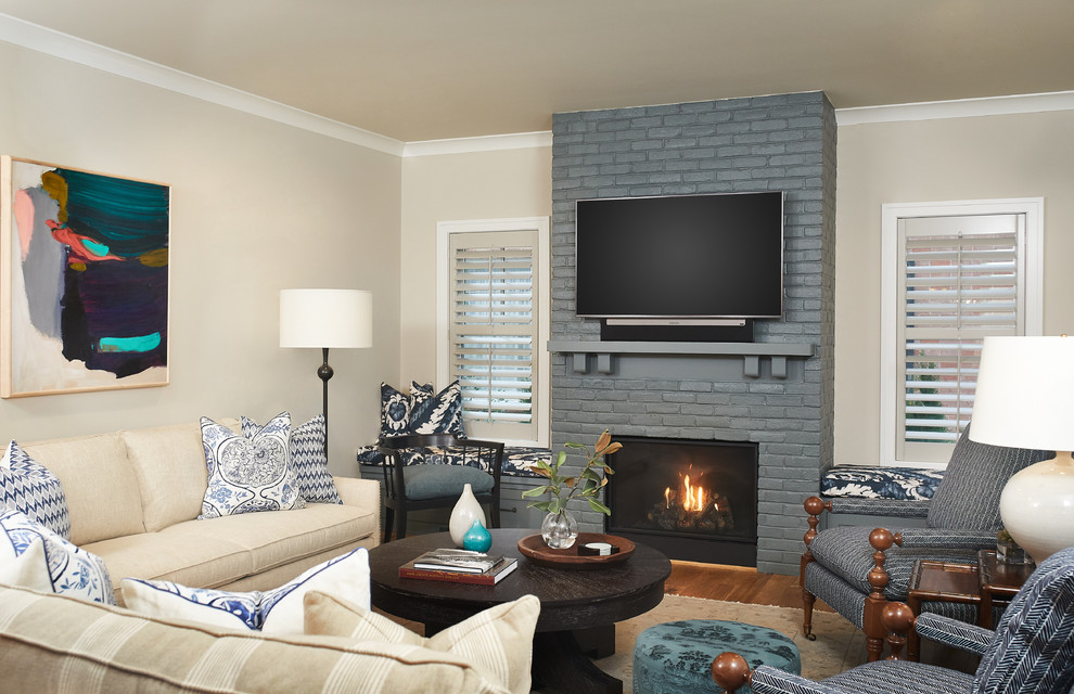 Exempel på ett stort klassiskt allrum med öppen planlösning, med grå väggar, mellanmörkt trägolv, en standard öppen spis, en spiselkrans i trä, en väggmonterad TV och brunt golv