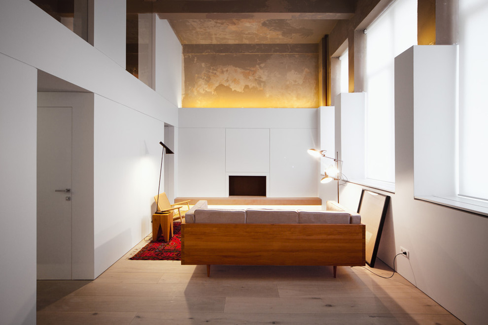 На фото: парадная гостиная комната в современном стиле с белыми стенами, светлым паркетным полом и стандартным камином