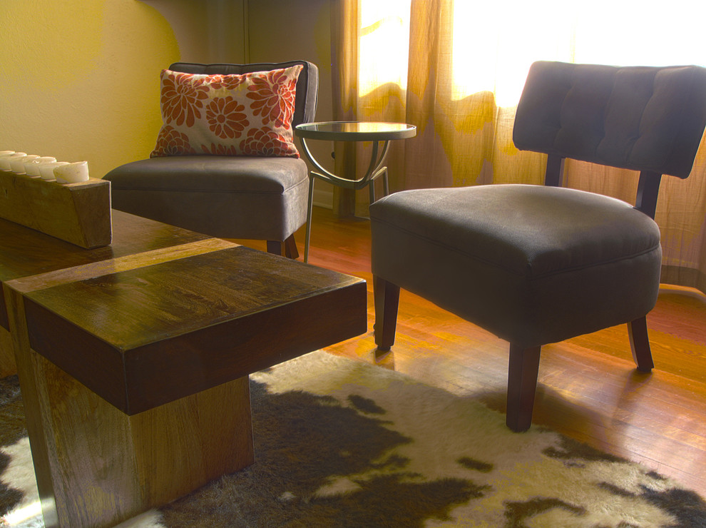 Minimalist living room photo in Richmond