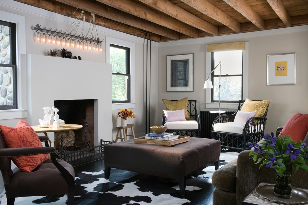 Свежая идея для дизайна: парадная, изолированная гостиная комната в современном стиле с бежевыми стенами, стандартным камином и черным полом - отличное фото интерьера