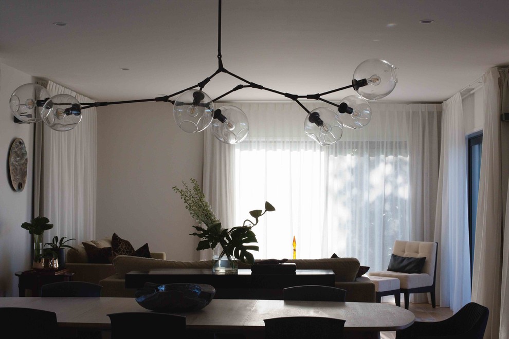 Imagen de salón abierto minimalista con suelo de madera en tonos medios