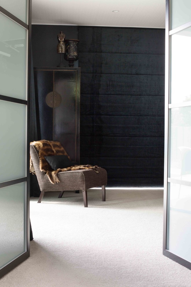Modelo de salón abierto minimalista con paredes grises, moqueta y suelo beige