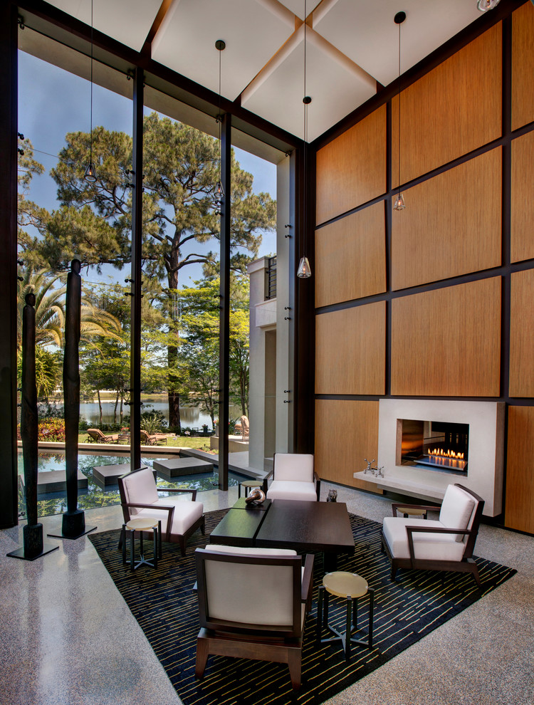 Cette photo montre un salon tendance ouvert avec une salle de réception, un mur marron, une cheminée standard et un manteau de cheminée en béton.