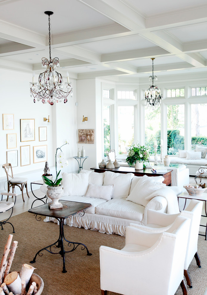 Idee per un grande soggiorno classico con pareti bianche, parquet chiaro e sala formale