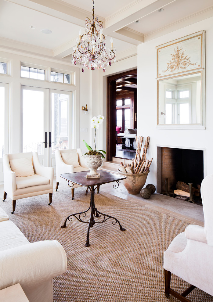 Klassisches Wohnzimmer mit weißer Wandfarbe in Vancouver