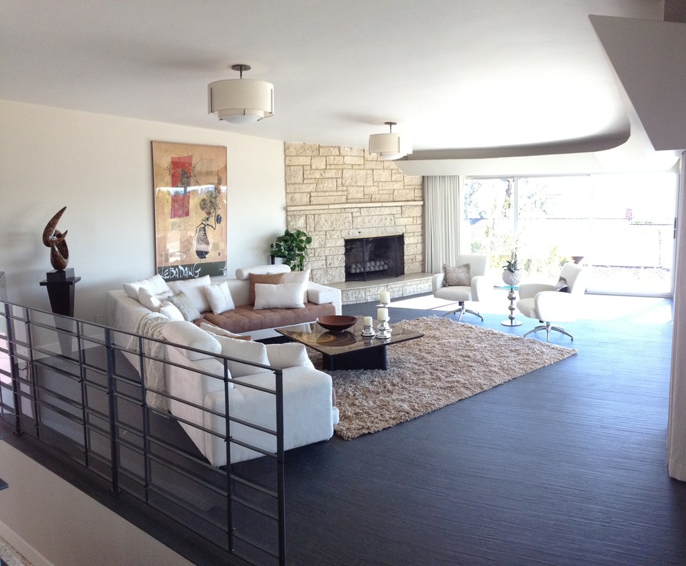 Großes, Offenes Modernes Wohnzimmer mit beiger Wandfarbe, Porzellan-Bodenfliesen, Kamin und Kaminumrandung aus Stein in San Diego