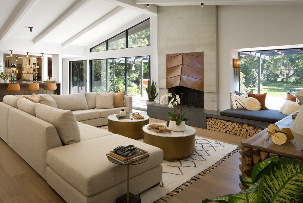 Großes, Repräsentatives, Offenes Modernes Wohnzimmer mit weißer Wandfarbe, hellem Holzboden, Kamin, gefliester Kaminumrandung und braunem Boden in San Diego