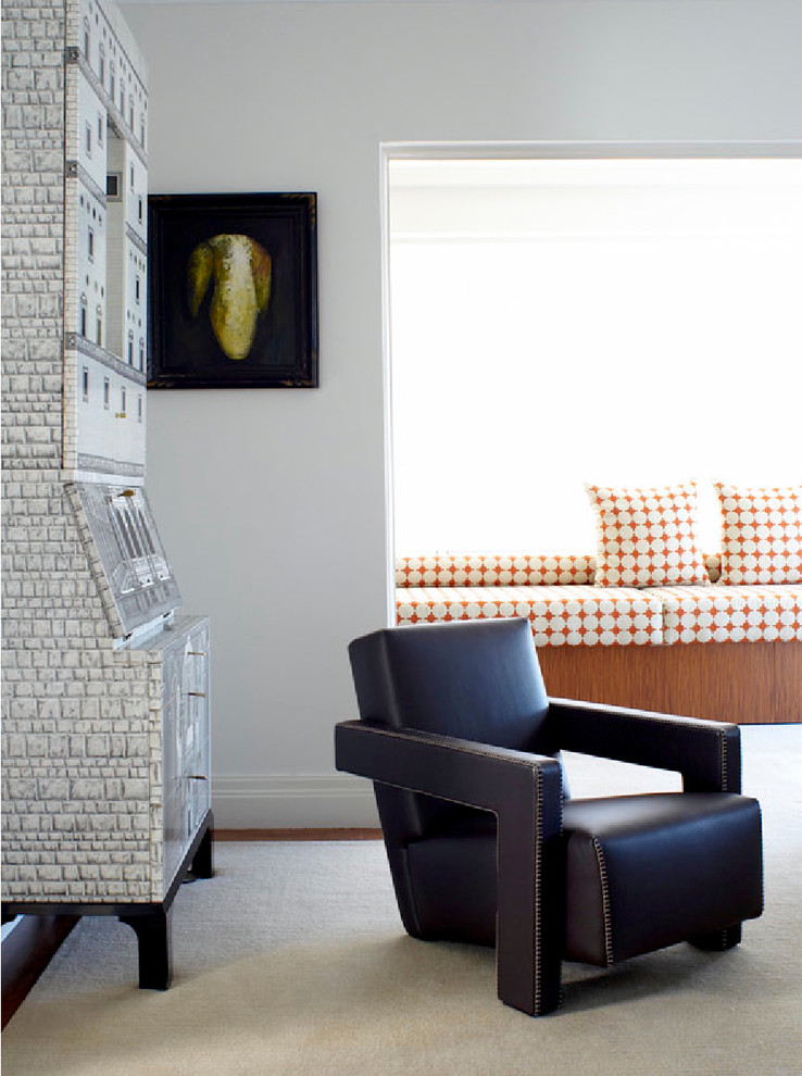 На фото: открытая гостиная комната в современном стиле с белыми стенами и паркетным полом среднего тона с