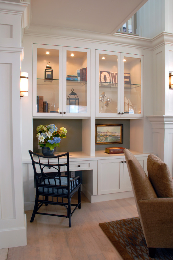 Foto di un grande soggiorno american style aperto con libreria, pareti bianche e parquet chiaro