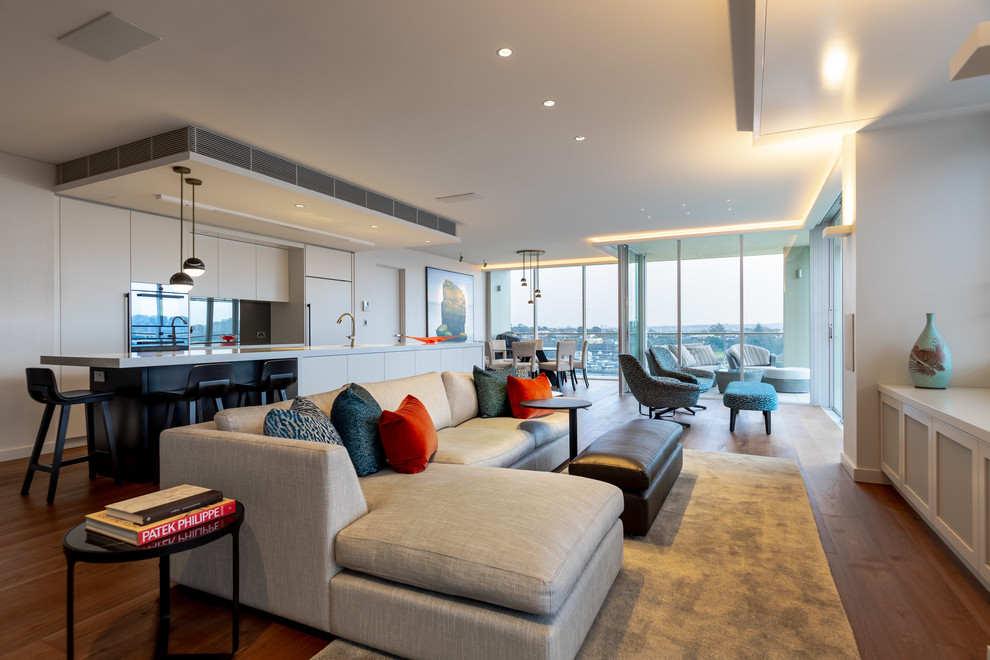 Mittelgroßes, Offenes Modernes Wohnzimmer mit weißer Wandfarbe, braunem Holzboden und braunem Boden in Sydney