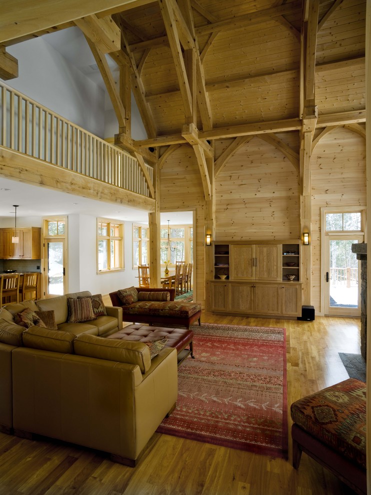 Ejemplo de salón abierto rural extra grande con suelo de madera en tonos medios y paredes blancas