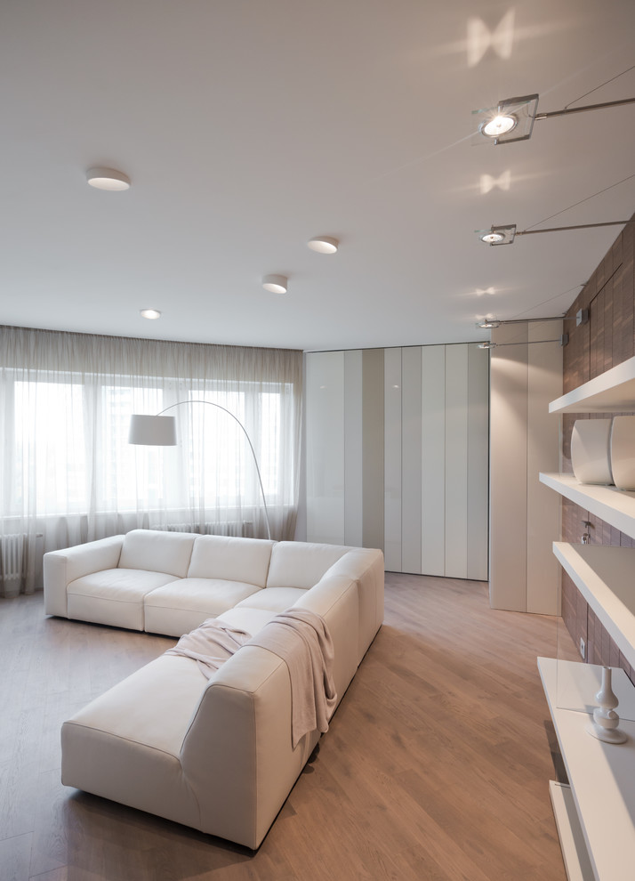 Idée de décoration pour un salon design ouvert avec une salle de réception et parquet clair.