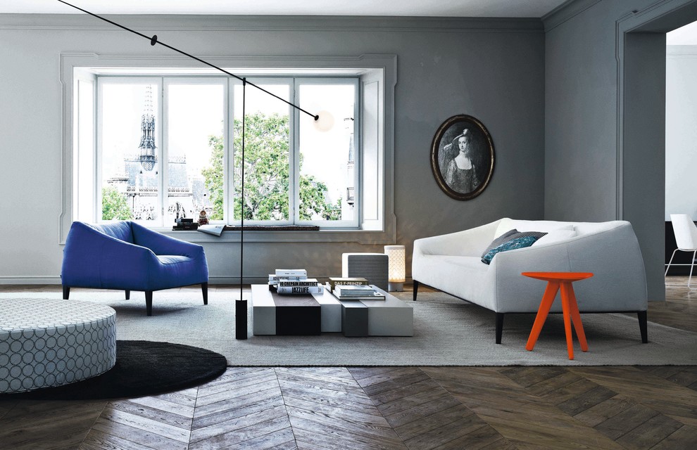 Idee per un grande soggiorno minimal aperto con pareti grigie e pavimento in legno massello medio