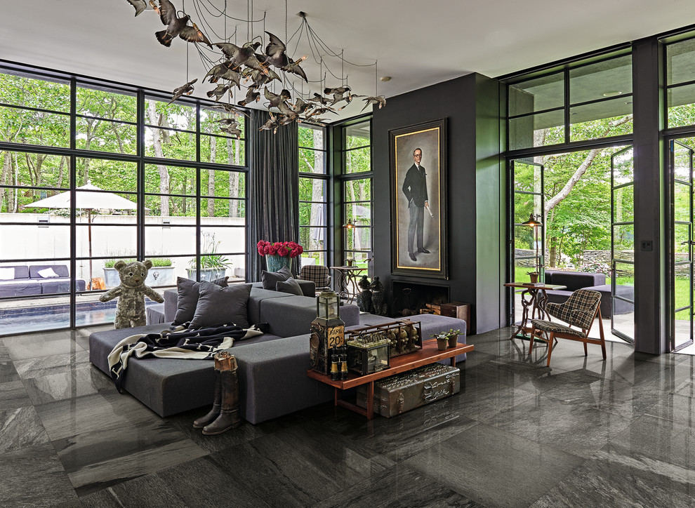 Пример оригинального дизайна: открытая гостиная комната в стиле неоклассика (современная классика) с полом из керамогранита и черным полом
