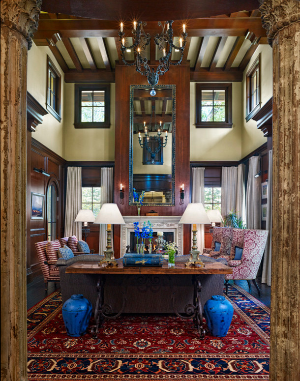 Cette photo montre un grand salon chic fermé avec une salle de réception, une cheminée standard, un manteau de cheminée en pierre et un téléviseur dissimulé.