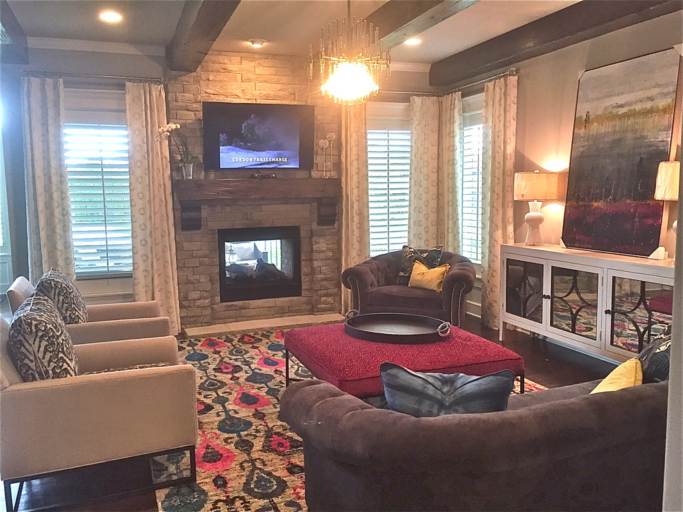 Eklektisches Wohnzimmer mit grauer Wandfarbe, dunklem Holzboden, Kamin, Kaminumrandung aus Stein und TV-Wand in Kansas City