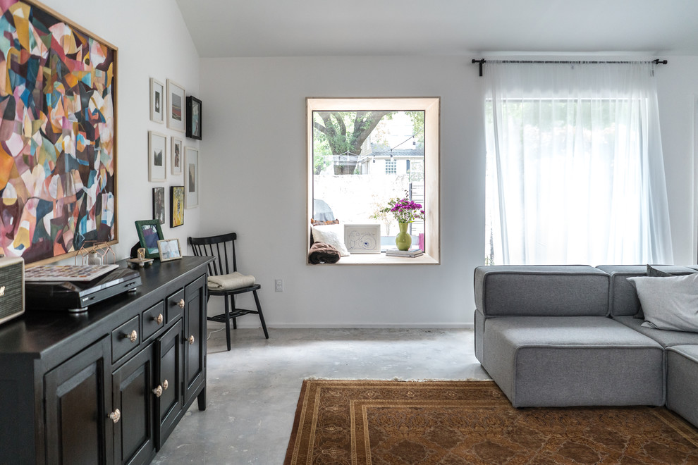 Idee per un soggiorno minimalista di medie dimensioni e aperto con pareti bianche, pavimento in cemento e pavimento grigio