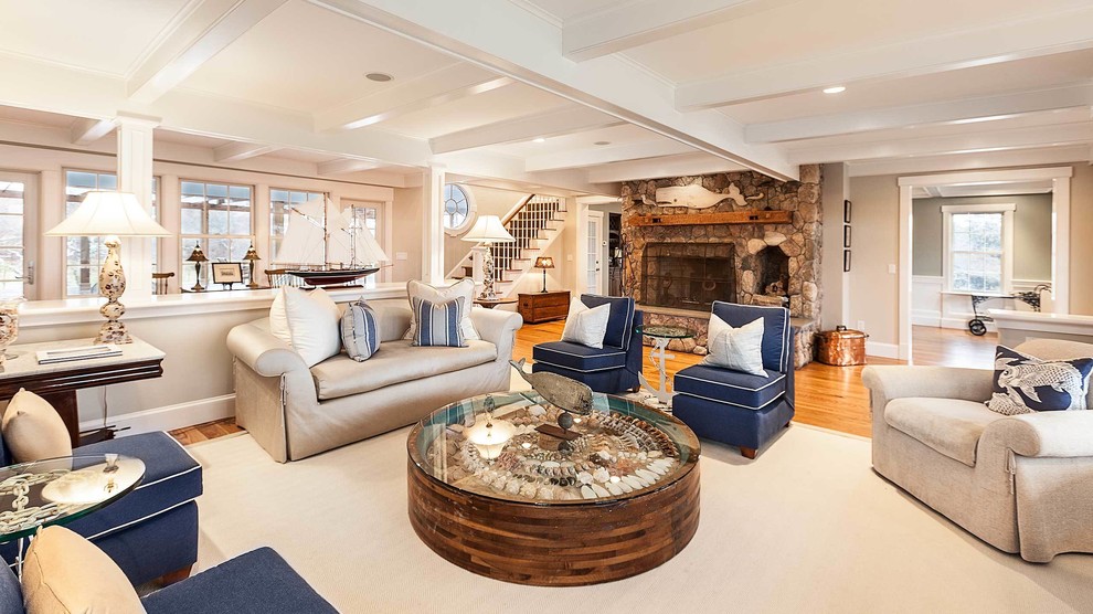 Mittelgroßes Maritimes Wohnzimmer mit beiger Wandfarbe, braunem Holzboden, Kamin und Kaminumrandung aus Stein in Boston