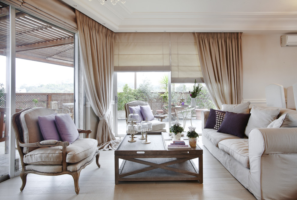 Стильный дизайн: гостиная комната в современном стиле с белыми стенами и красивыми шторами - последний тренд