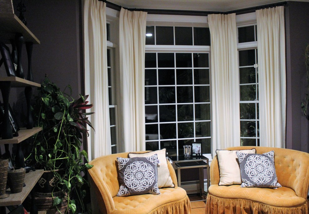 На фото: маленькая парадная, изолированная гостиная комната в стиле неоклассика (современная классика) с фиолетовыми стенами и бежевым полом без камина, телевизора для на участке и в саду с