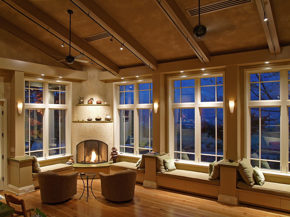 Пример оригинального дизайна: гостиная комната в современном стиле с угловым камином