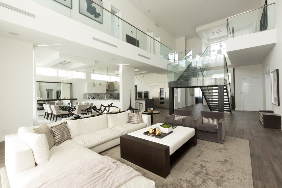 Großes, Repräsentatives Modernes Wohnzimmer mit weißer Wandfarbe und braunem Holzboden in Miami